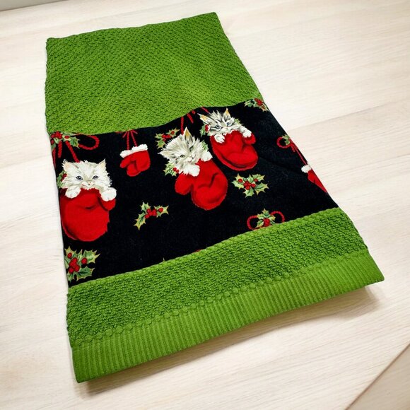 Christmas Kittens Kitchen Hand Towel Green White Cats Mittens Holly Thick Cotton - Picture 1 of 4